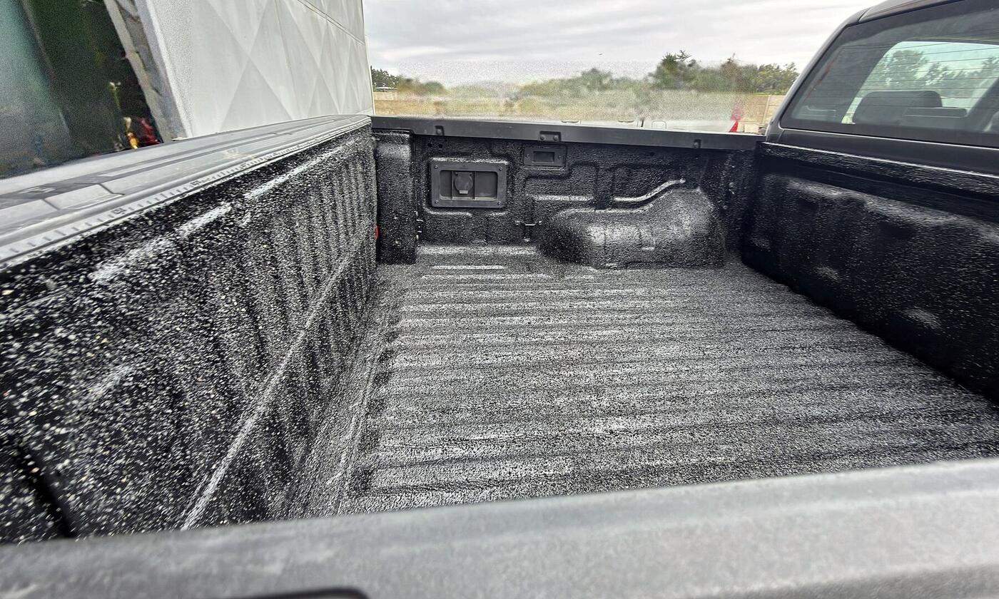 Ford Ranger con batea revestida, vista lateral
